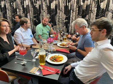 Partner von agorum beim Netzwerken während des Abendessens