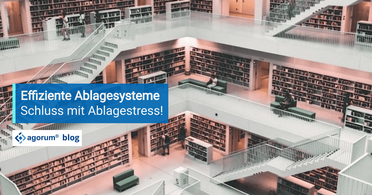 Moderne Bibliothek mit mehreren Stockwerken und Regalen voller Bücher, symbolisiert effizientes Dokumentenmanagement und Digitalisierung.