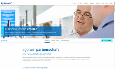 Zwei Personen feiern das 20-jährige Jubiläum der agorum Software GmbH mit Sekt und Kuchen.
