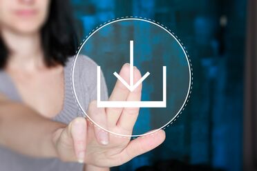 Eine Hand zeigt auf ein Download-Symbol, das den Download von agorum core open, einem Open Source Dokumentenmanagement-System, symbolisiert.
